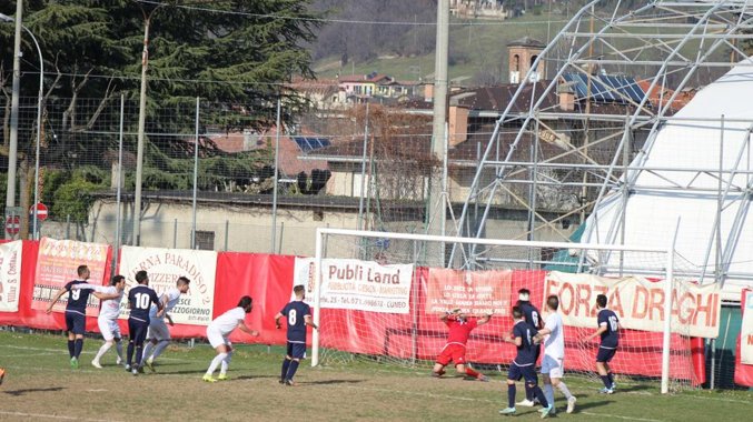 Fabio Melle colpisce di testa e manda la palla della vittoria sulla Valenzana in rete